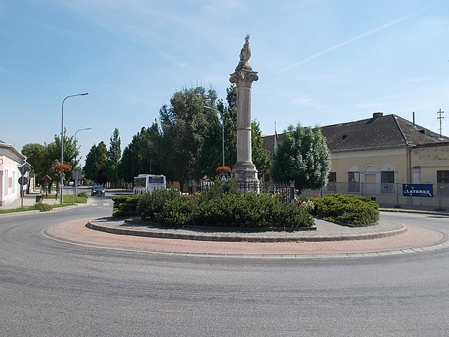 640px-Holy_Trinity_column_(1760)_and_Sándor-Metternich_Mansion_(1823)._North._-_Biatorbágy,_Pest_County,_Hungary