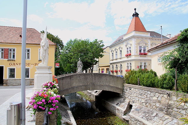 640px-Langenlois_Urbanbrücke